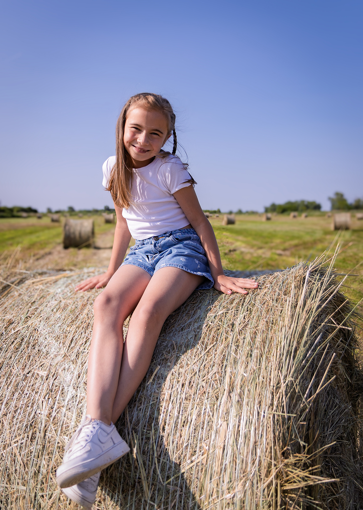 Kedves mosoly a szalmabálák között.