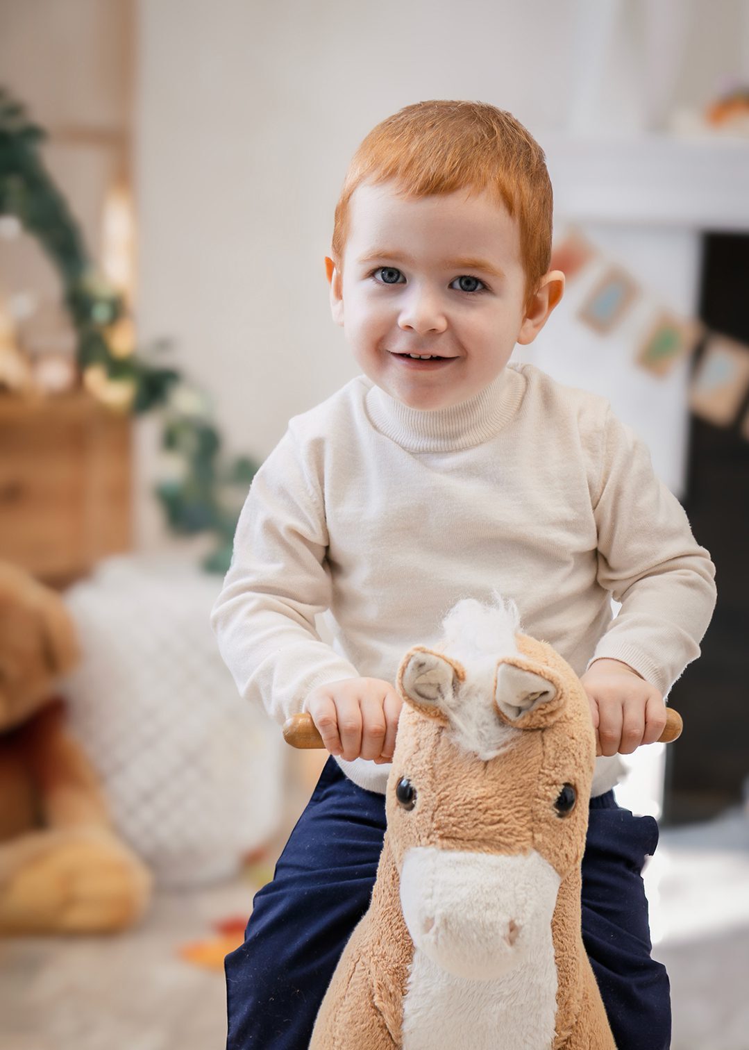 Szülinapi fotózás, tündéri gyermek portré egy kétéves kisfiúról a hintalovon