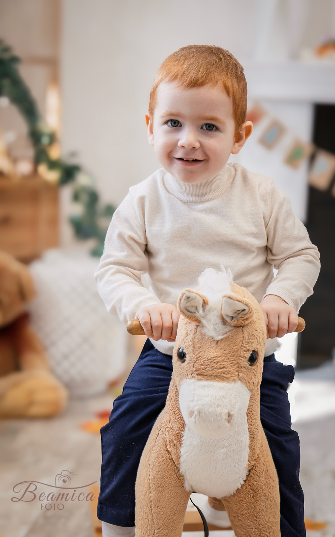 Szülinapi gyermekportré - kétéves kisfiú hintalovon