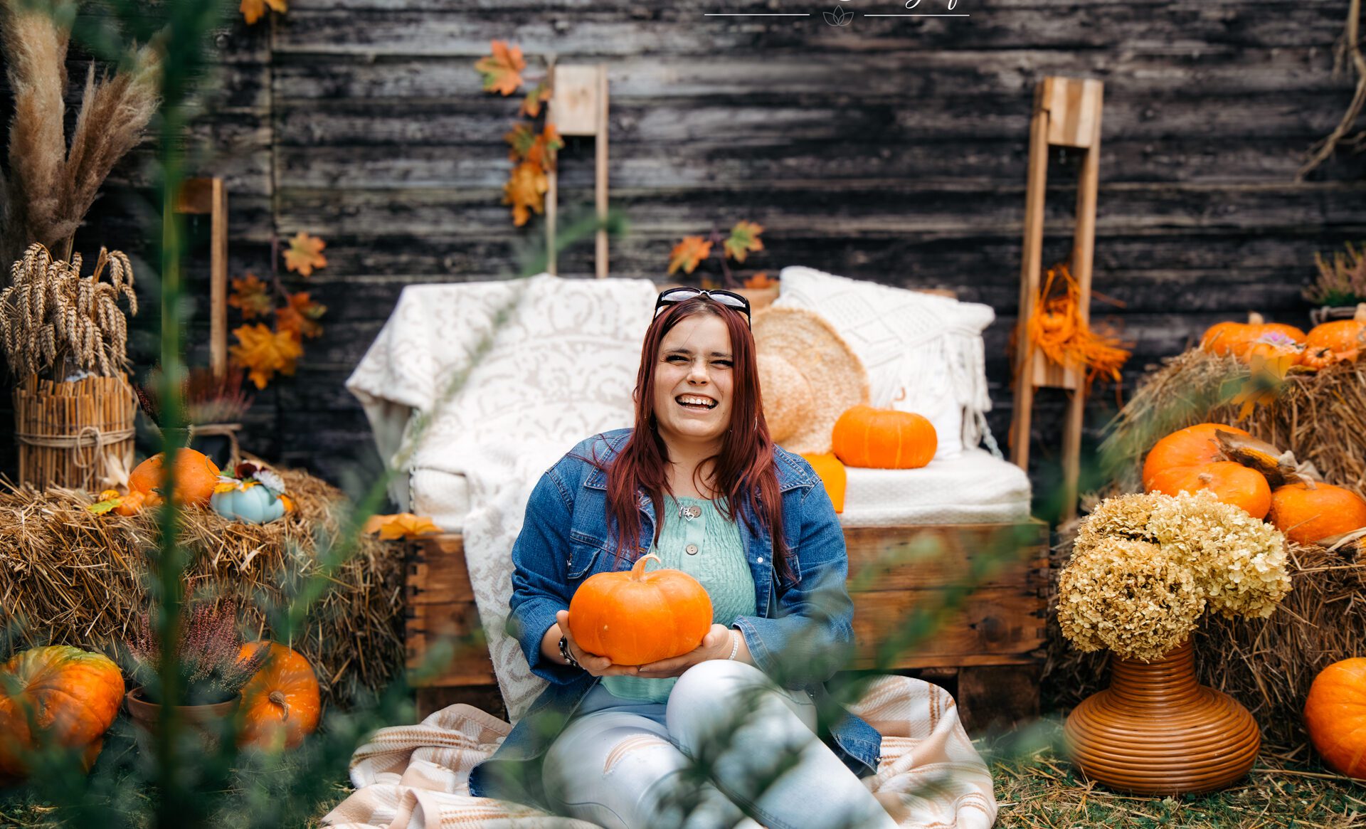 Szezonális őszi-tökös fotózás női portréval.