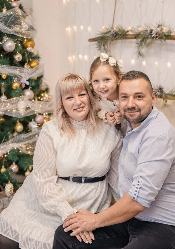 Családi kötelék, anya, apa és kislányuk harmóniája