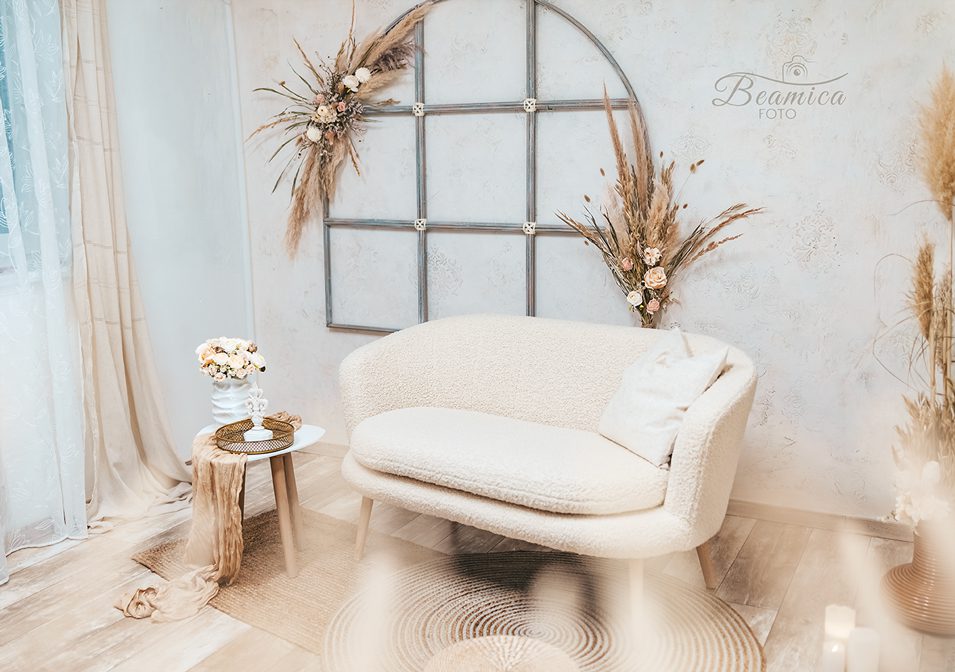 Fotóstúdió pasztelles hangulata, pampafűvel, krém színekkel, meghitt enteriőr akár családi vagy portré és gyermekfotózásokhoz.