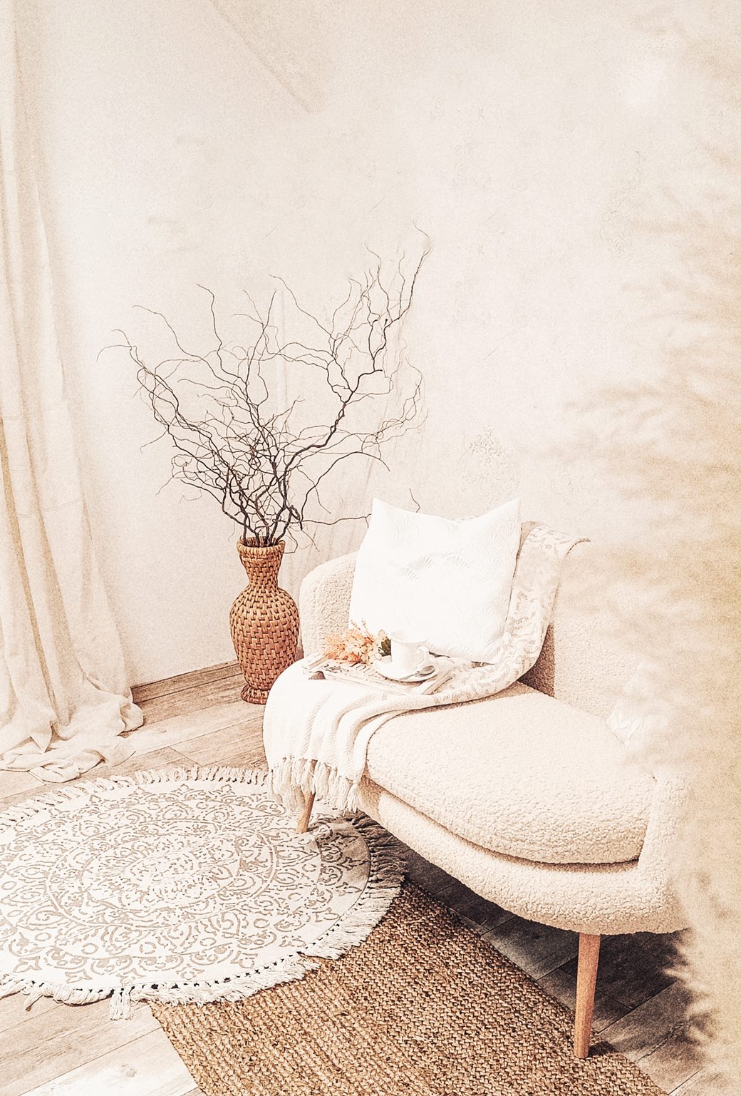 Fotóstúdió hangulati részlete, pasztelles színekkel, kényelmes kanapéval, ahol a fotózás előtti egyeztetéseket tartom az ügyfelekkel.